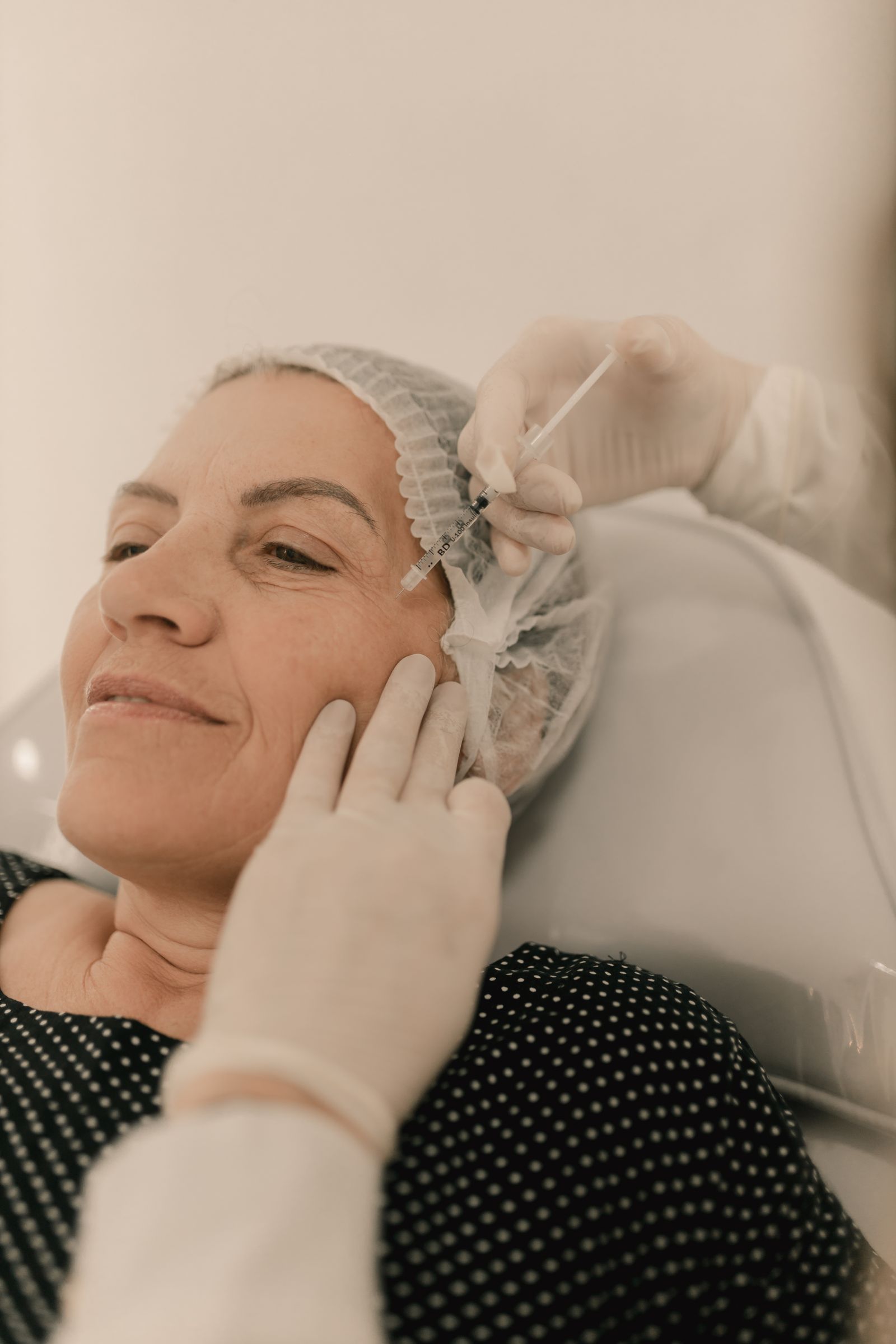 Patiente recevant un soin injectable réalisé avec des gants médicaux
